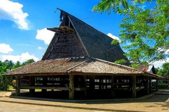rumah adat indonesia maluku